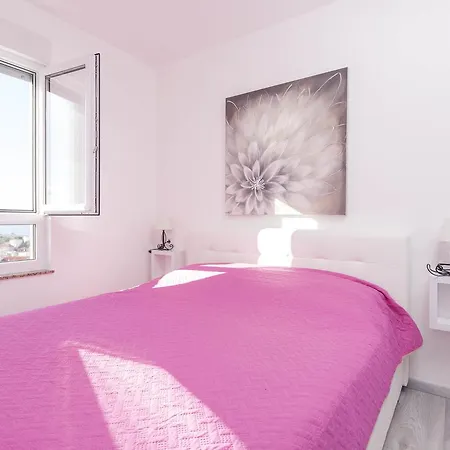 Apartament Damira *